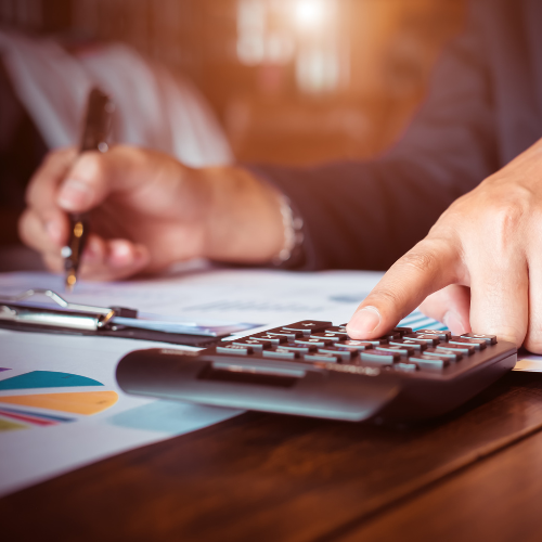 Mãao segurando uma calculadora.