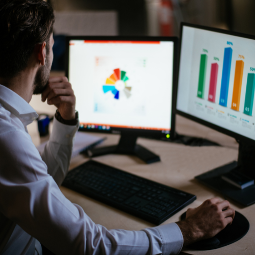 Homem organizando dados no computador.