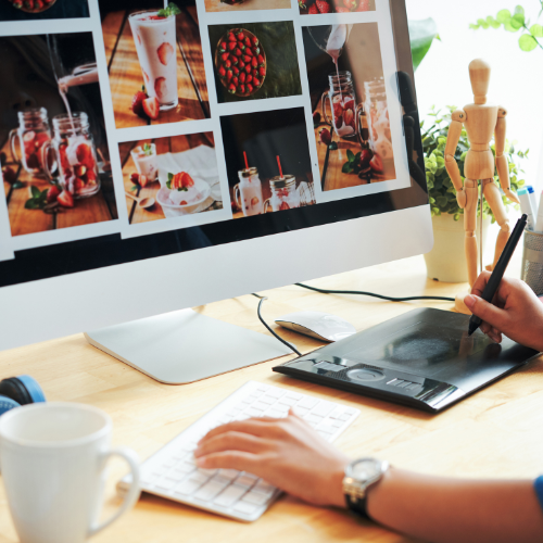 Mulher tabalhando com mesa digitalizadora e computador.